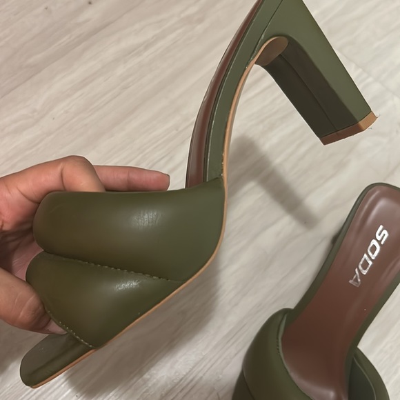 Olive green heels - Picture 2 of 4